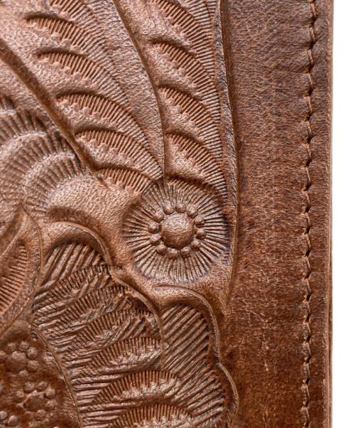 Carving Tribes（カービングトライブス）CARVING TRIBES (カービングトライブス) スカーフ付型押しショルダーバッグ ブラウンの古着・服飾アイテム