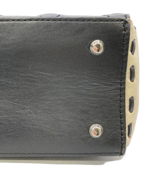 Carving Tribes（カービングトライブス）CARVING TRIBES (カービングトライブス) バイカラー型押しショルダーバッグ ブラックの古着・服飾アイテム