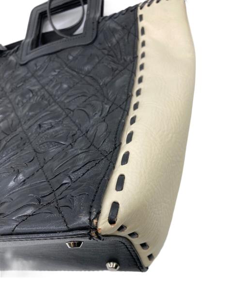 Carving Tribes（カービングトライブス）CARVING TRIBES (カービングトライブス) バイカラー型押しショルダーバッグ ブラックの古着・服飾アイテム