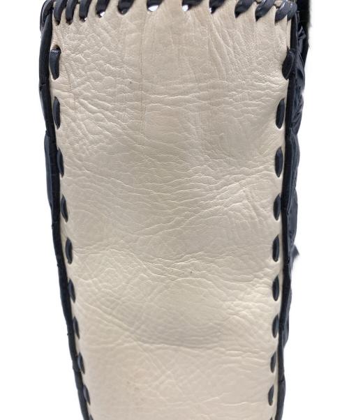 Carving Tribes（カービングトライブス）CARVING TRIBES (カービングトライブス) バイカラー型押しショルダーバッグ ブラックの古着・服飾アイテム