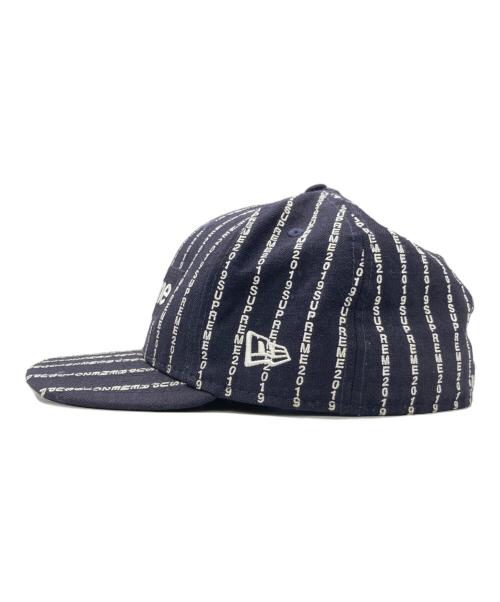 New Era（ニューエラ）New Era (ニューエラ) Supreme (シュプリーム) テキストストライプキャップ ネイビー サイズ:7 1/2 59.6cmの古着・服飾アイテム