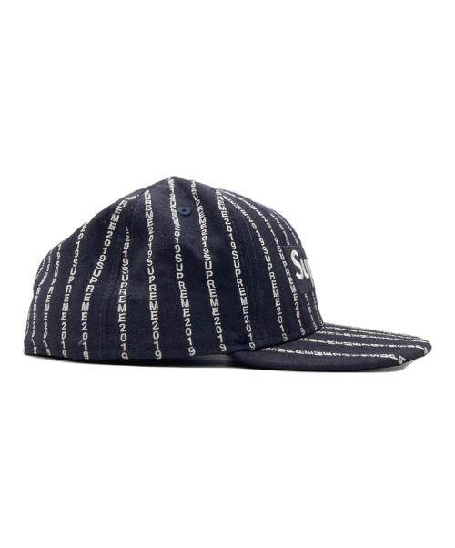 New Era（ニューエラ）New Era (ニューエラ) Supreme (シュプリーム) テキストストライプキャップ ネイビー サイズ:7 1/2 59.6cmの古着・服飾アイテム