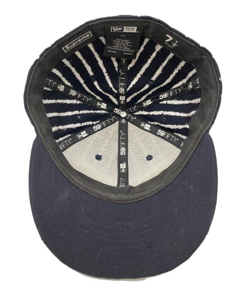 New Era（ニューエラ）New Era (ニューエラ) Supreme (シュプリーム) テキストストライプキャップ ネイビー サイズ:7 1/2 59.6cmの古着・服飾アイテム