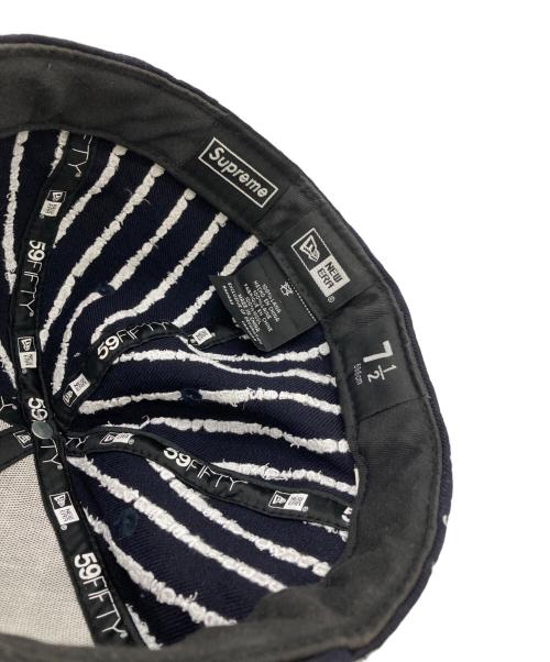 New Era（ニューエラ）New Era (ニューエラ) Supreme (シュプリーム) テキストストライプキャップ ネイビー サイズ:7 1/2 59.6cmの古着・服飾アイテム