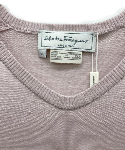 Salvatore Ferragamo（サルヴァトーレ フェラガモ）Salvatore Ferragamo (サルヴァトーレ フェラガモ) ウールシルクカシミヤ混Vネックニット ピンク サイズ:XL 未使用品の古着・服飾アイテム