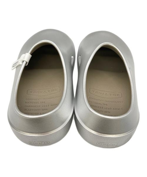 TAW&TOE（トーアンドトー）TAW&TOE (トーアンドトー) スリッポン シルバー サイズ:US M6）の古着・服飾アイテム