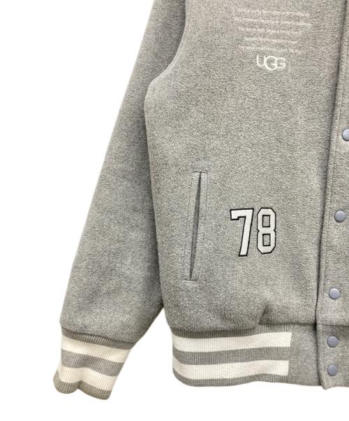UGG（アグ）UGG (アグ) ワッペンスタジャン グレー サイズ:Lの古着・服飾アイテム
