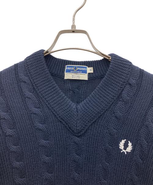 FRED PERRY（フレッドペリー）FRED PERRY (フレッドペリー) Vネックケーブルニット ネイビー サイズ:36の古着・服飾アイテム