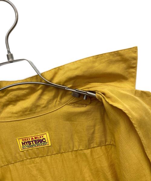 Hysteric Glamour（ヒステリックグラマー）Hysteric Glamour (ヒステリックグラマー) HYS CLUB HOUSE刺繍 ショート丈シャツ イエロー サイズ:Freeの古着・服飾アイテム