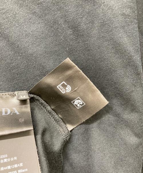 PRADA（プラダ）PRADA (プラダ) トライアングルロゴプレートTシャツ ブラック サイズ:Mの古着・服飾アイテム
