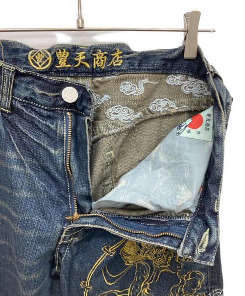 豊天商店（ブーデンショウテン）豊天商店 (ブーデンショウテン) 刺繍デニムパンツ 風神・雷神 インディゴ サイズ:Lの古着・服飾アイテム