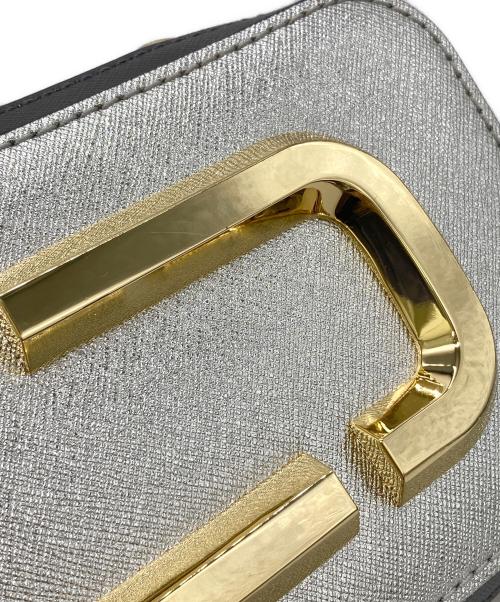 MARC JACOBS（マークジェイコブス）MARC JACOBS (マークジェイコブス) J The Hot Shot Crossbody シルバーの古着・服飾アイテム