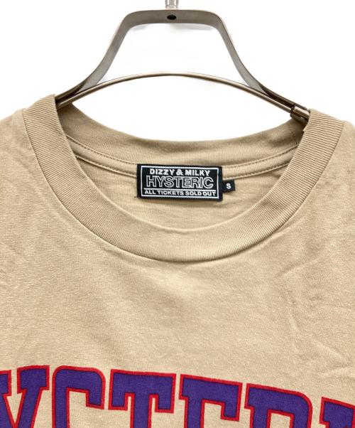 Hysteric Glamour（ヒステリックグラマー）Hysteric Glamour (ヒステリックグラマー) EVIL COLLEGE 半袖Tシャツ ベージュ サイズ:Sの古着・服飾アイテム