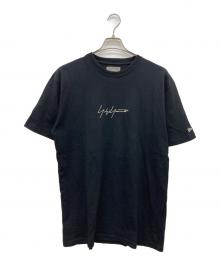 Yohji Yamamoto pour homme×New Era（ヨウジヤマモト プールオム×ニューエラ）の古着「フロントロゴ刺繍Tシャツ」｜ブラック