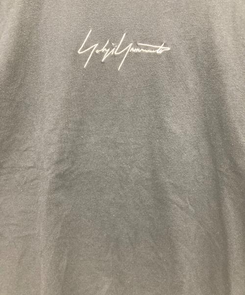 Yohji Yamamoto pour homme（ヨウジヤマモト プールオム）Yohji Yamamoto pour homme (ヨウジヤマモト プールオム) New Era (ニューエラ) フロントロゴ刺繍Tシャツ ブラック サイズ:XX LARGEの古着・服飾アイテム