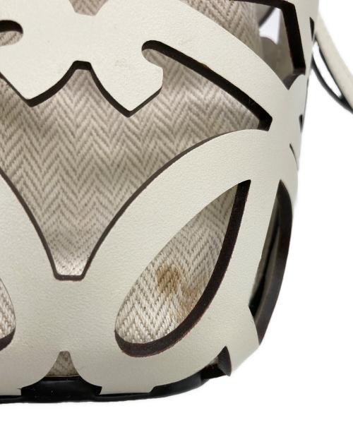 LOEWE（ロエベ）LOEWE (ロエベ) カットアウトポケットショルダーバッグ アイボリーの古着・服飾アイテム