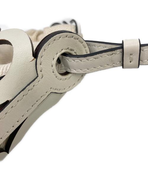 LOEWE（ロエベ）LOEWE (ロエベ) カットアウトポケットショルダーバッグ アイボリーの古着・服飾アイテム