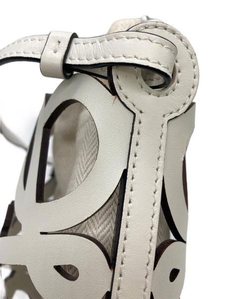 LOEWE（ロエベ）LOEWE (ロエベ) カットアウトポケットショルダーバッグ アイボリーの古着・服飾アイテム