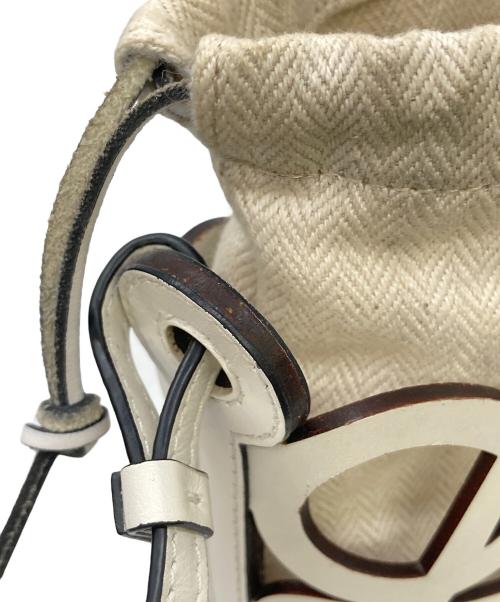 LOEWE（ロエベ）LOEWE (ロエベ) カットアウトポケットショルダーバッグ アイボリーの古着・服飾アイテム
