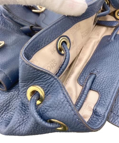 MICHAEL KORS（マイケルコース）MICHAEL KORS (マイケルコース) フラップ巾着レザーバック ネイビーの古着・服飾アイテム