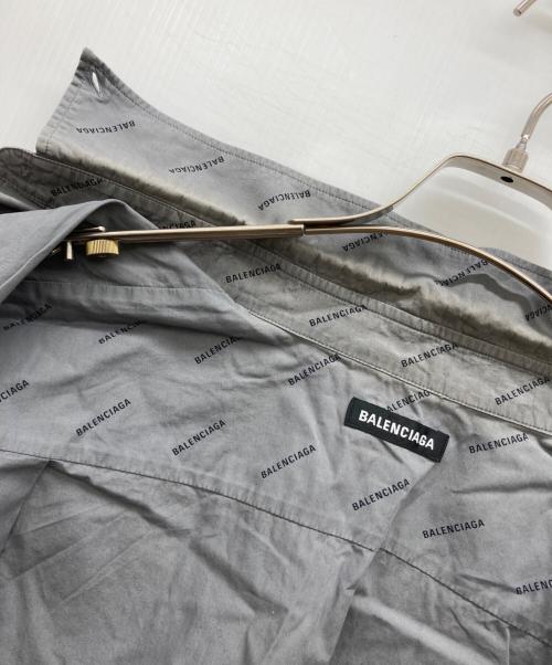BALENCIAGA（バレンシアガ）BALENCIAGA (バレンシアガ) All-over logo short-sleeve shirt グレー サイズ:40の古着・服飾アイテム