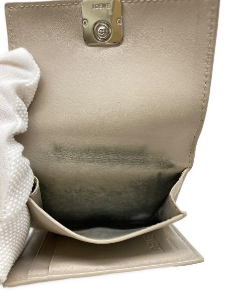 LOEWE（ロエベ）LOEWE (ロエベ) トライフォールドウォレット アイボリーの古着・服飾アイテム