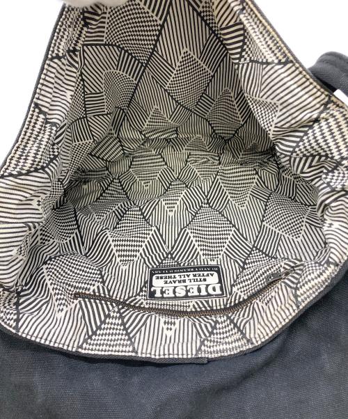 DIESEL（ディーゼル）DIESEL (ディーゼル) エンボスロゴメッセンジャーバッグ ブラックの古着・服飾アイテム