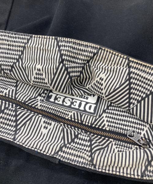 DIESEL（ディーゼル）DIESEL (ディーゼル) エンボスロゴメッセンジャーバッグ ブラックの古着・服飾アイテム
