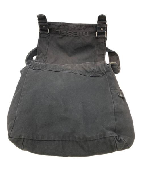 DIESEL（ディーゼル）DIESEL (ディーゼル) エンボスロゴメッセンジャーバッグ ブラックの古着・服飾アイテム