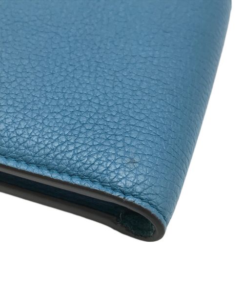 GUCCI（グッチ）GUCCI (グッチ) エンボスロゴ2つ折り財布 ブルーの古着・服飾アイテム