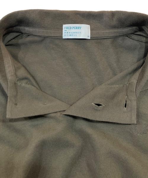 FRED PERRY（フレッドペリー）FRED PERRY (フレッドペリー) MARGARET HOWELL (マーガレットハウエル) ポロシャツ カーキ サイズ:Mの古着・服飾アイテム