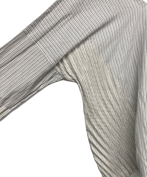 ISSEY MIYAKE（イッセイミヤケ）ISSEY MIYAKE (イッセイミヤケ) ストライププリーツ Vネックプルオーバー ホワイト サイズ:2の古着・服飾アイテム