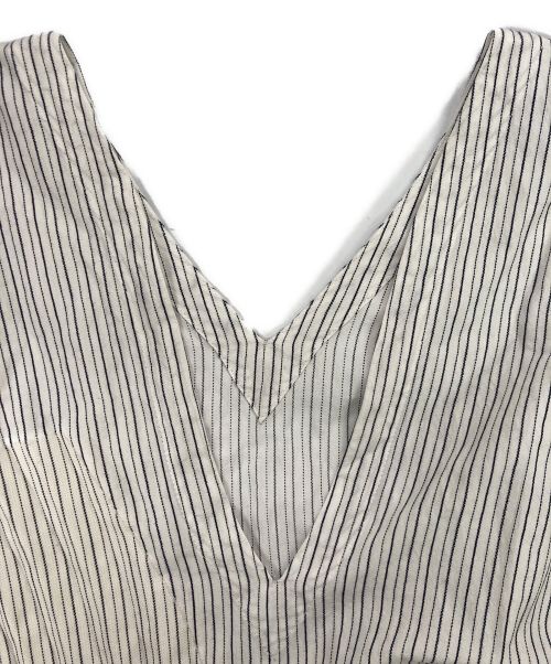 ISSEY MIYAKE（イッセイミヤケ）ISSEY MIYAKE (イッセイミヤケ) ストライププリーツ Vネックプルオーバー ホワイト サイズ:2の古着・服飾アイテム