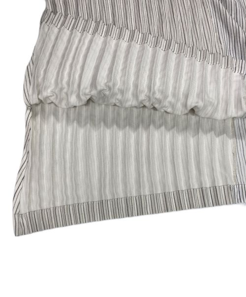 ISSEY MIYAKE（イッセイミヤケ）ISSEY MIYAKE (イッセイミヤケ) ストライププリーツ Vネックプルオーバー ホワイト サイズ:2の古着・服飾アイテム