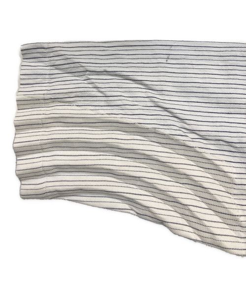 ISSEY MIYAKE（イッセイミヤケ）ISSEY MIYAKE (イッセイミヤケ) ストライププリーツ Vネックプルオーバー ホワイト サイズ:2の古着・服飾アイテム