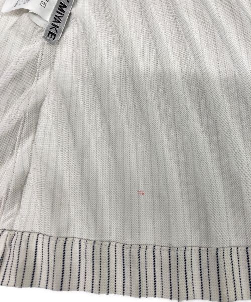 ISSEY MIYAKE（イッセイミヤケ）ISSEY MIYAKE (イッセイミヤケ) ストライププリーツ Vネックプルオーバー ホワイト サイズ:2の古着・服飾アイテム