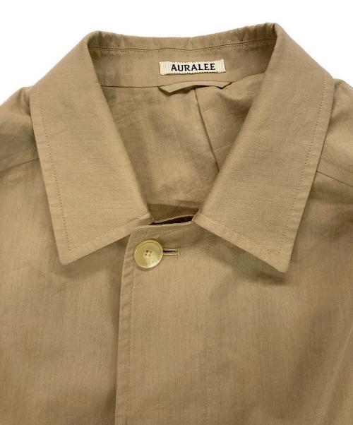 AURALEE（オーラリー）AURALEE (オーラリー) FINX POLYESTER WEATHER CHAMBRAY BLOUSON/フィンクスポリエステルウェザーシャンブレーブルゾン ベージュ サイズ:3の古着・服飾アイテム