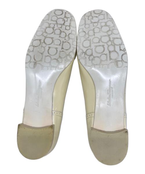 Salvatore Ferragamo（サルヴァトーレ フェラガモ）Salvatore Ferragamo (サルヴァトーレ フェラガモ) ローファーパンプス ベージュ サイズ:6の古着・服飾アイテム