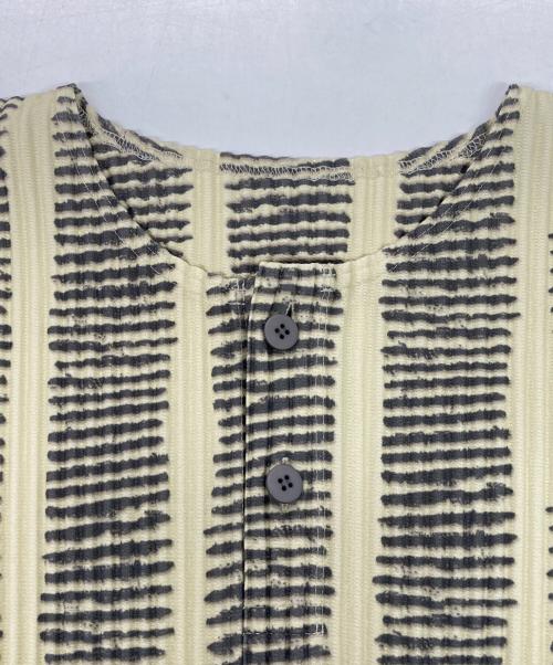 HOMME PLISSE ISSEY MIYAKE（オム プリッセ イッセイ ミヤケ）HOMME PLISSE ISSEY MIYAKE (オムプリッセ イッセイ ミヤケ) ヘンリーネックプリーツカットソー ベージュ×グレー サイズ:2の古着・服飾アイテム