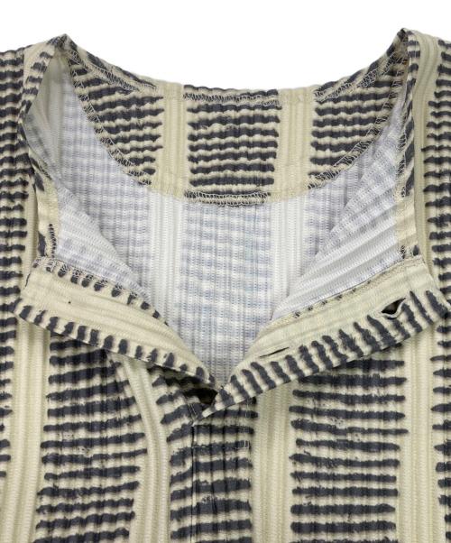 HOMME PLISSE ISSEY MIYAKE（オム プリッセ イッセイ ミヤケ）HOMME PLISSE ISSEY MIYAKE (オムプリッセ イッセイ ミヤケ) ヘンリーネックプリーツカットソー ベージュ×グレー サイズ:2の古着・服飾アイテム