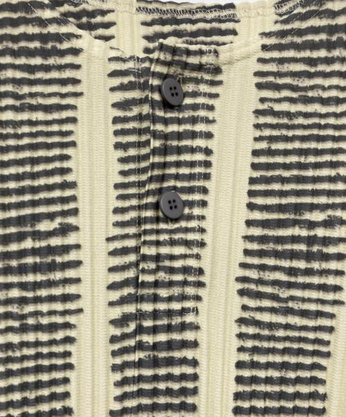 HOMME PLISSE ISSEY MIYAKE（オム プリッセ イッセイ ミヤケ）HOMME PLISSE ISSEY MIYAKE (オムプリッセ イッセイ ミヤケ) ヘンリーネックプリーツカットソー ベージュ×グレー サイズ:2の古着・服飾アイテム