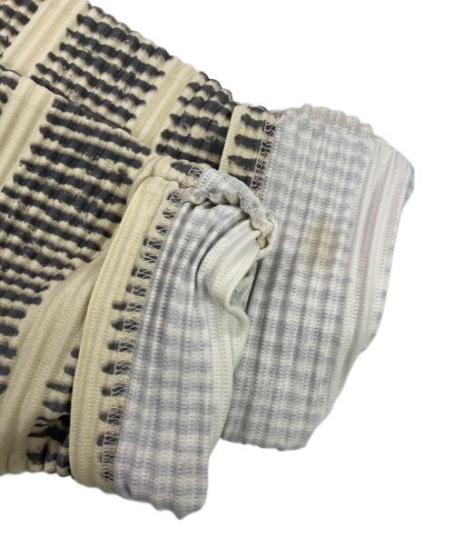 HOMME PLISSE ISSEY MIYAKE（オム プリッセ イッセイ ミヤケ）HOMME PLISSE ISSEY MIYAKE (オムプリッセ イッセイ ミヤケ) ヘンリーネックプリーツカットソー ベージュ×グレー サイズ:2の古着・服飾アイテム