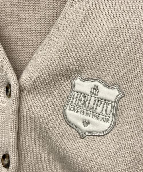 HER LIP TO（ハーリップトゥ）HER LIP TO (ハーリップトゥ) Be Mine Emblem Knit Cardigan ベージュ サイズ:Fの古着・服飾アイテム