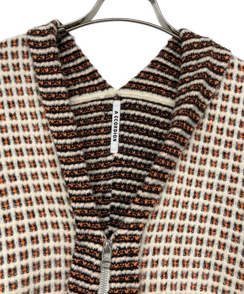 A CCORDION（アコーディオン）A CCORDION (アコーディオン) SQUERE KNITTING ZIP CD ベージュ サイズ:Ｍの古着・服飾アイテム