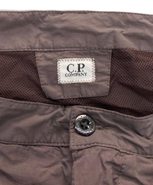 C.P COMPANY（シーピーカンパニー）C.P COMPANY (シーピーカンパニー) レンズディティールナイロンパンツ ブラウン サイズ:48の古着・服飾アイテム