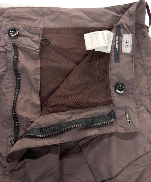 C.P COMPANY（シーピーカンパニー）C.P COMPANY (シーピーカンパニー) レンズディティールナイロンパンツ ブラウン サイズ:48の古着・服飾アイテム