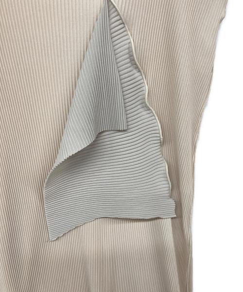 kotohayokozawa（コトハヨコザワ）kotohayokozawa (コトハヨコザワ) プリーツノースリーブカットソー ベージュ サイズ:記載なしの古着・服飾アイテム