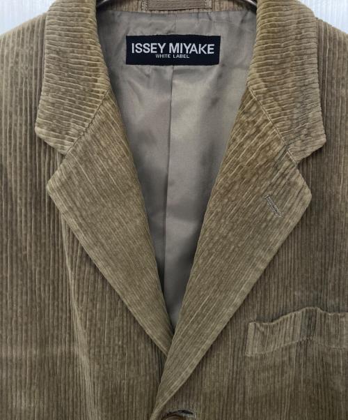 ISSEY MIYAKE WHITE LABEL（イッセイミヤケホワイトレーベル）ISSEY MIYAKE WHITE LABEL (イッセイミヤケホワイトレーベル) コーデュロイジャケット ベージュ サイズ:3の古着・服飾アイテム