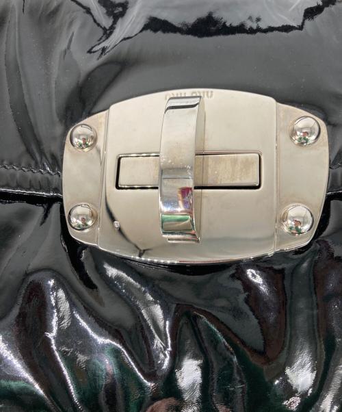 MIU MIU（ミュウミュウ）MIU MIU (ミュウミュウ) エナメルショルダーバッグ ブラックの古着・服飾アイテム