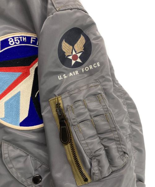 TOYS MCCOY（トイズマッコイ）TOYS McCOY (トイズマッコイ) TYPE L-2B “85TH FIS GLOBES GREATEST/フライトジャケット カーキ サイズ:XXLの古着・服飾アイテム